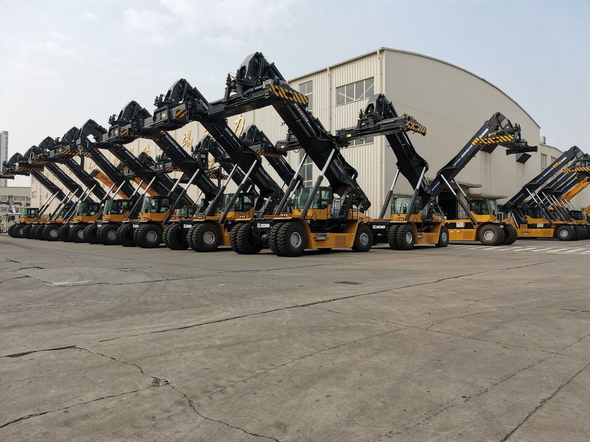 Reach stacker fleet with TPMS for container handling